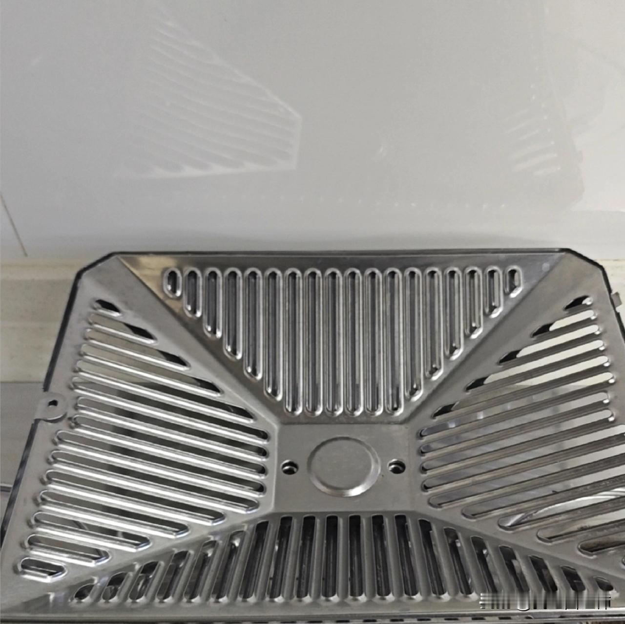 注意！清洗油烟机之后居然发烧了！
清洗油烟机，这个罩子用热水加小苏打、洗洁精泡，