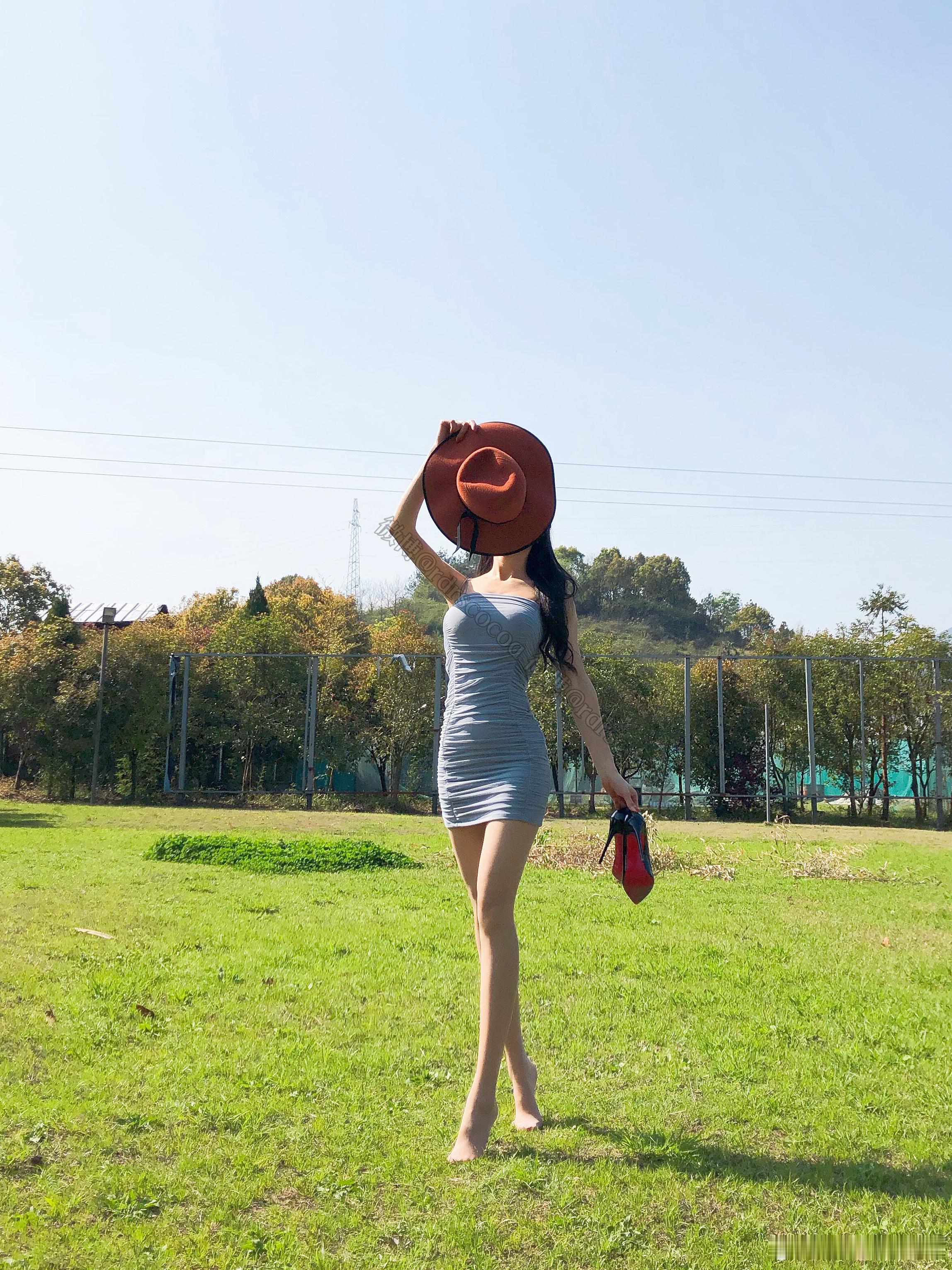 照片里的好天气🌳 🧃 🥝🍵#今天穿什么##ootd# ​​​