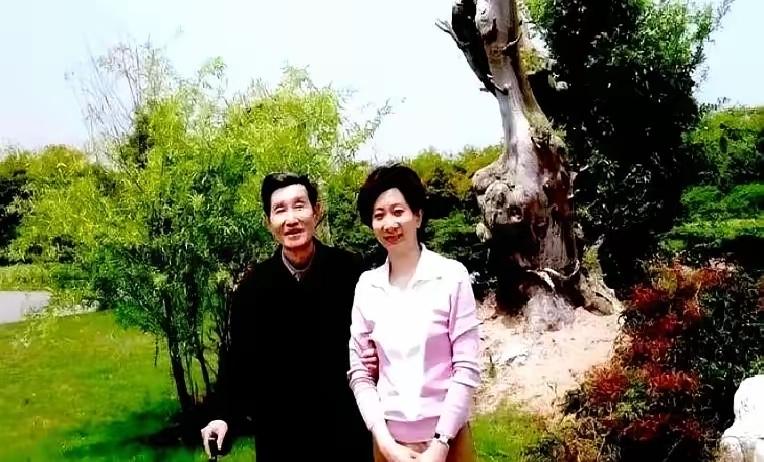 2001年，晚年徐景贤拄着拐杖，和女儿徐蕴留下一张难得的合影。此时的他年近七旬，
