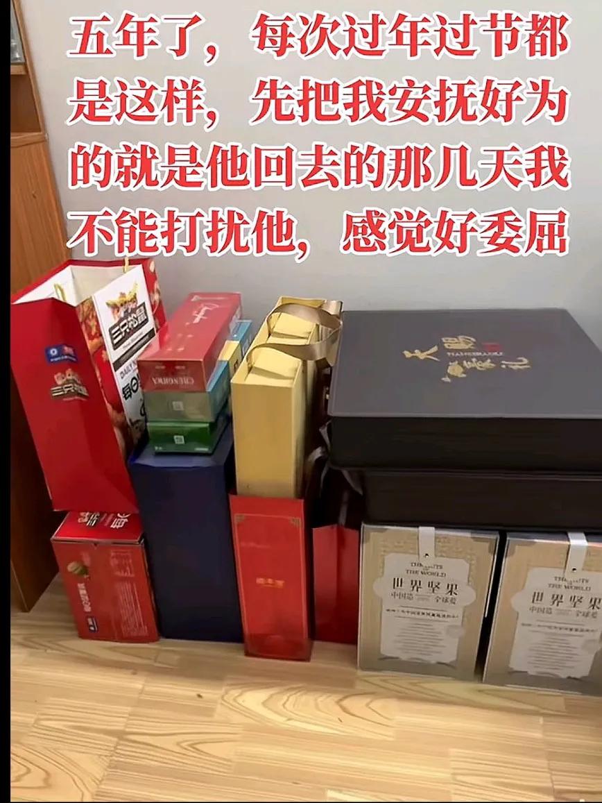 昨晚我男人的电话响了，他就去阳台接听，我抱着孩子回房间，免得打扰到他。
原本我以