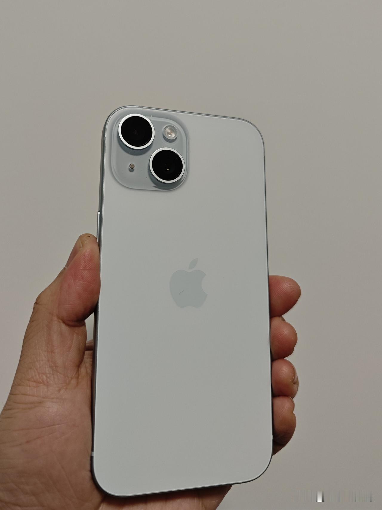 虽然iPhone15被各种吐槽，但苹果用户的忠诚度却依旧最高。
高达52.8%的