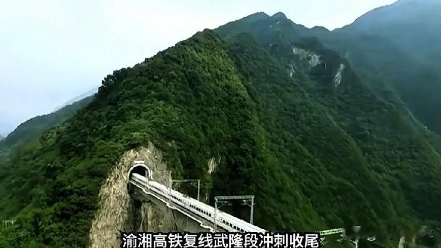 藏在武陵山脉深处的武隆，早年只是重庆东南部不起眼的深山小城，亿万年形成的喀斯特奇