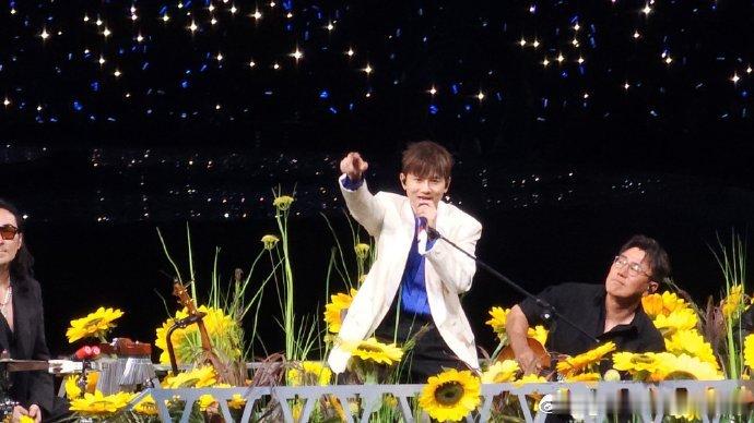 张杰唱了OneChance张杰有多久没唱OneChance了旋律响起，回忆瞬间涌