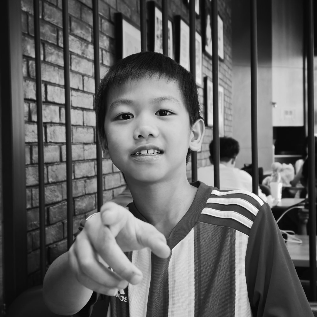 尼玛，回去一定给哥俩一个完整的童年。上午在清理手机照片，两小子总喜欢拿我手机拍照