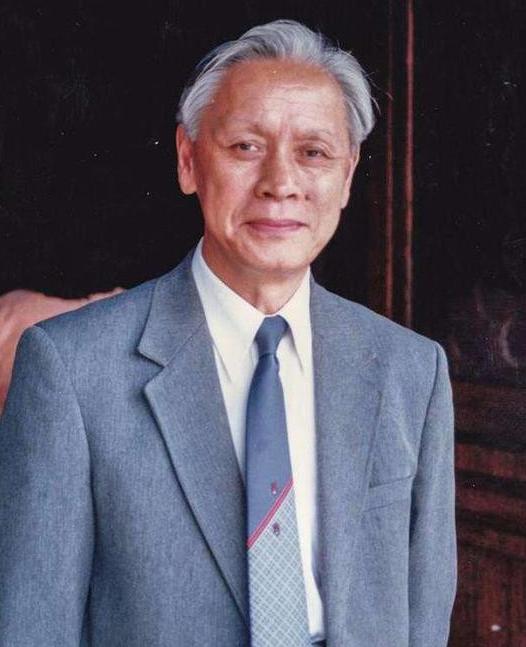 1959年，他趁着妻子出差，偷偷把一管液体灌入刚满一岁的儿子嘴里，看着儿子天真的