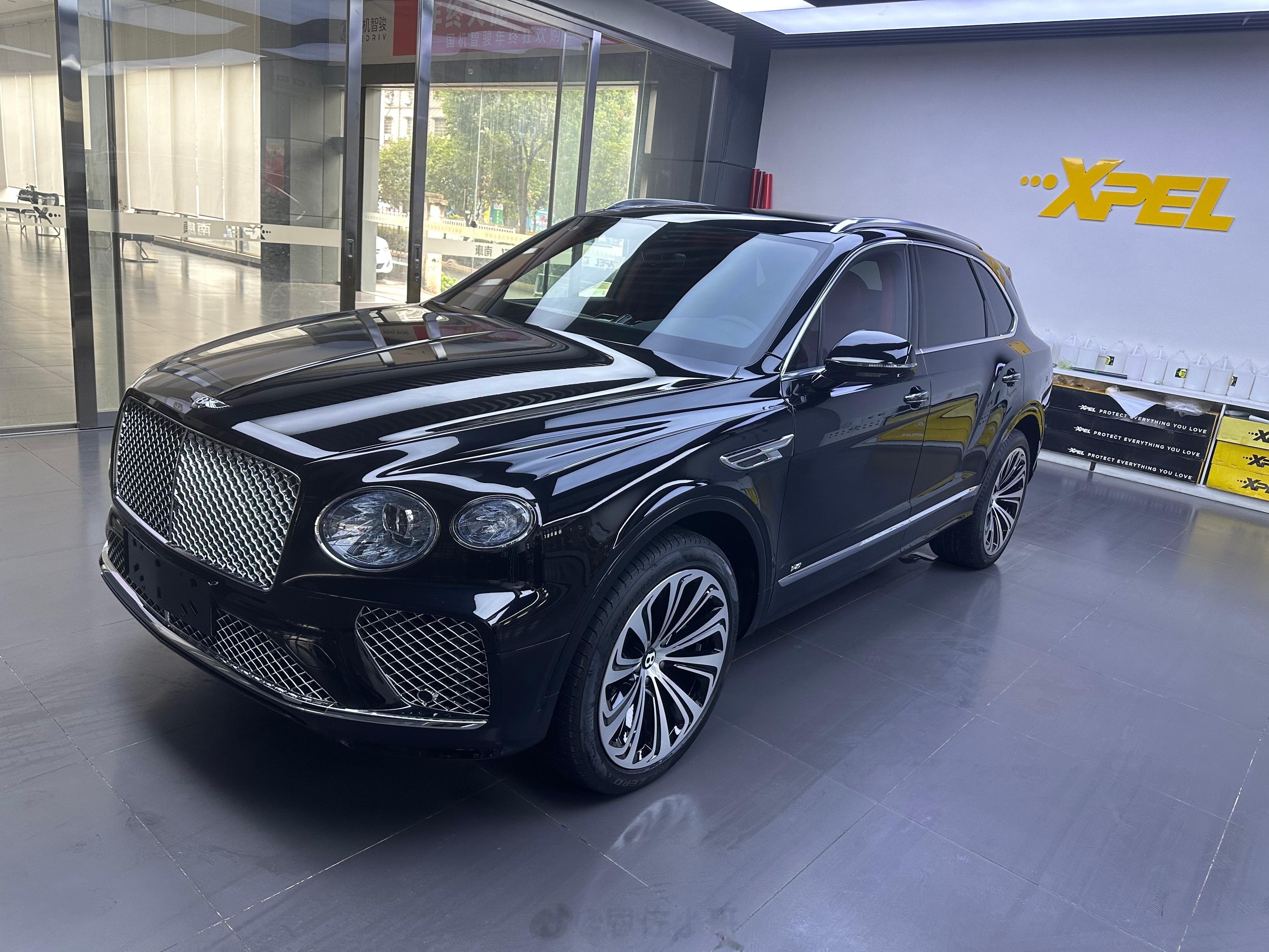 宾利 添越 V8 宝石黑/热刺红今年7月上牌，开了100公里就不要了[允悲]全车
