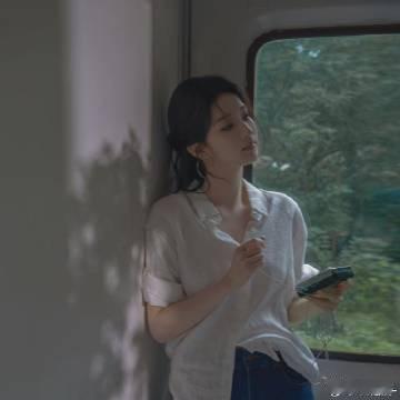 王楚然高智文艺学姐王楚然白衬衫眼镜杀姐姐，耳机分我一半嘛！戴着眼镜一身白衬衫，自
