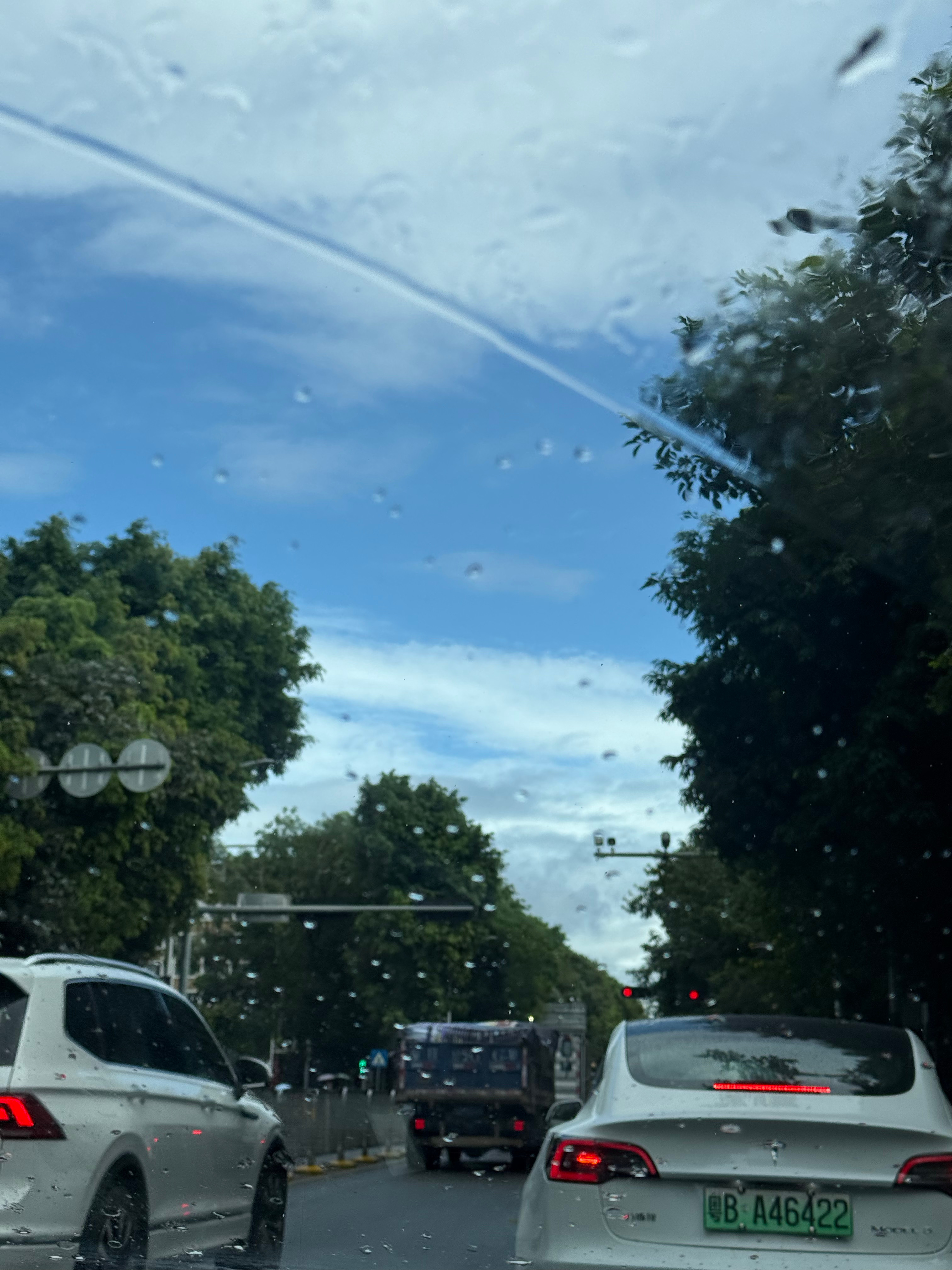 不是深圳这天气也太奇怪了吧[捂嘴哭]怎么就下太阳雨了从11点断断续续下到现在[无