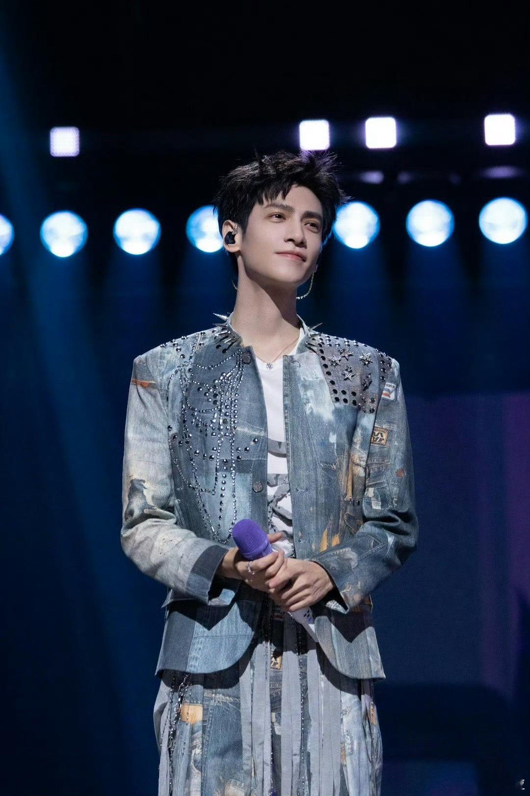 不知道罗云熙在唱什么光看脸了 罗云熙的舞台表演，是耳朵与眼睛的“内战”！歌声悦耳