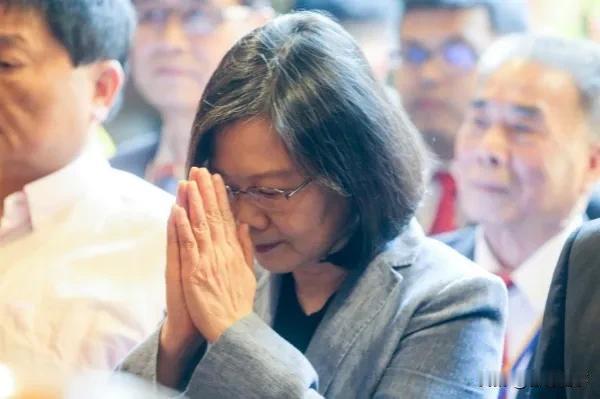 邱毅: 蔡赖计划扩编台北宪兵营，其目的是为自己留后路！
   据台媒消息，近日传