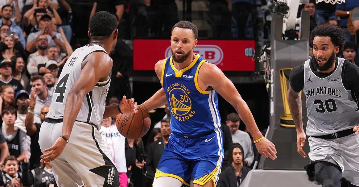 库里谈49分：胜利是全队努力的结果 最爱听的赞美是把对手拉爆北京时间11月15日