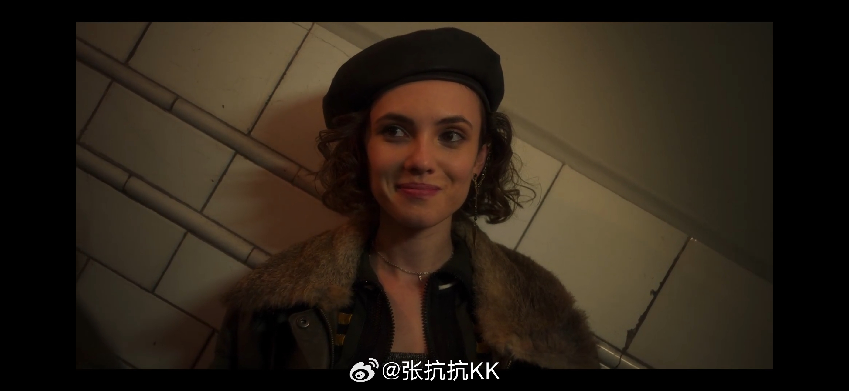 出差坐飞机，没网时就看剧。最近的一个，剧情特别差，全靠女主的颜值撑着。年轻女主的