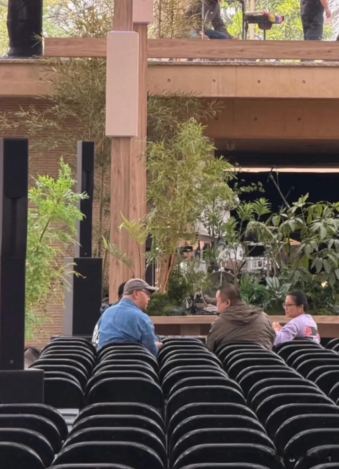 窦唯现身阿那亚艺术中心广州馆，戴着眼镜，穿着一件皱巴巴的蓝色牛仔衫，灰色休闲裤，