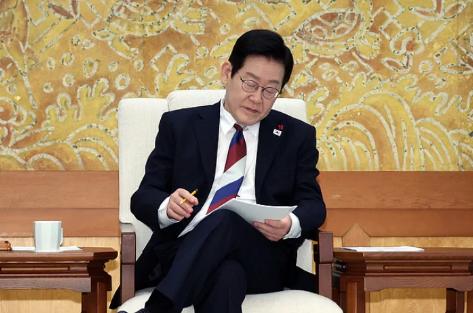 韩国总统李在明最近的日子，属实有点“水逆”。realmeter 22日新鲜出炉的