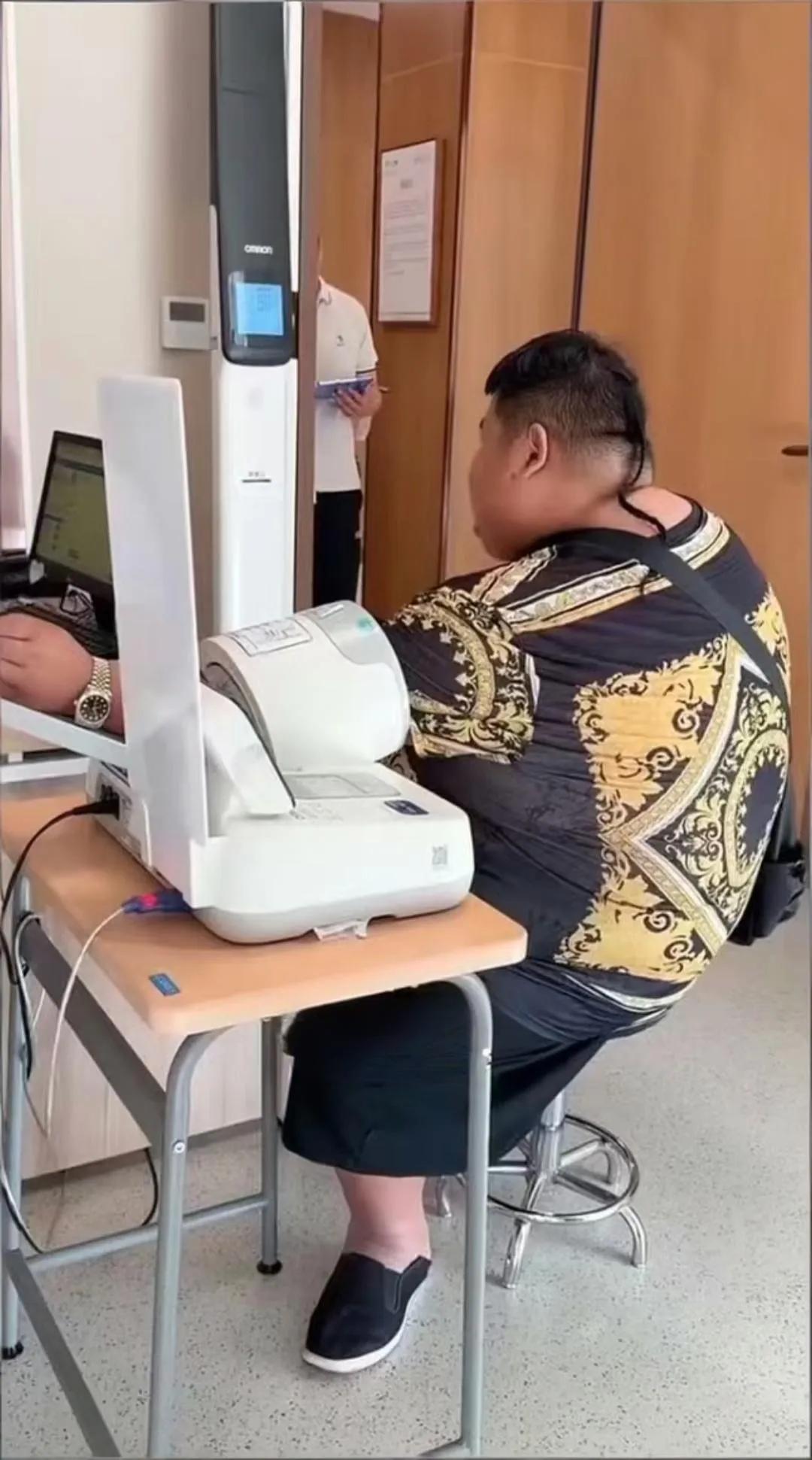 也不知道家长怎么想的？男孩为啥留个小辫子？
