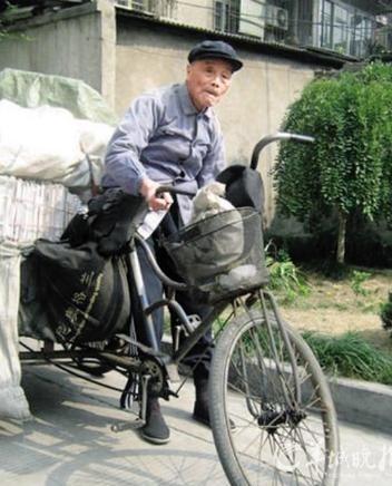 1974年，被劳教20年的抗战英雄吴其轺重获自由，只能靠蹬三轮车维持生计，但谁能