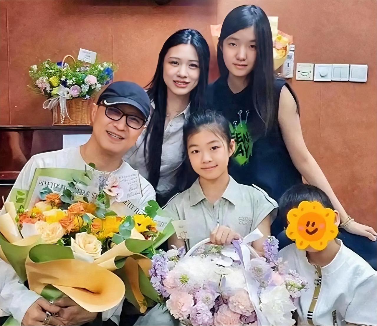 5月24日，歌手汪峰在社交平台晒出和四个孩子的合影，特意为十岁小女儿醒醒的钢琴演