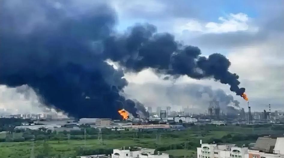 泽连斯基：我们打击了2070公里以外的俄罗斯炼油厂

6月21日，泽连斯基在电视