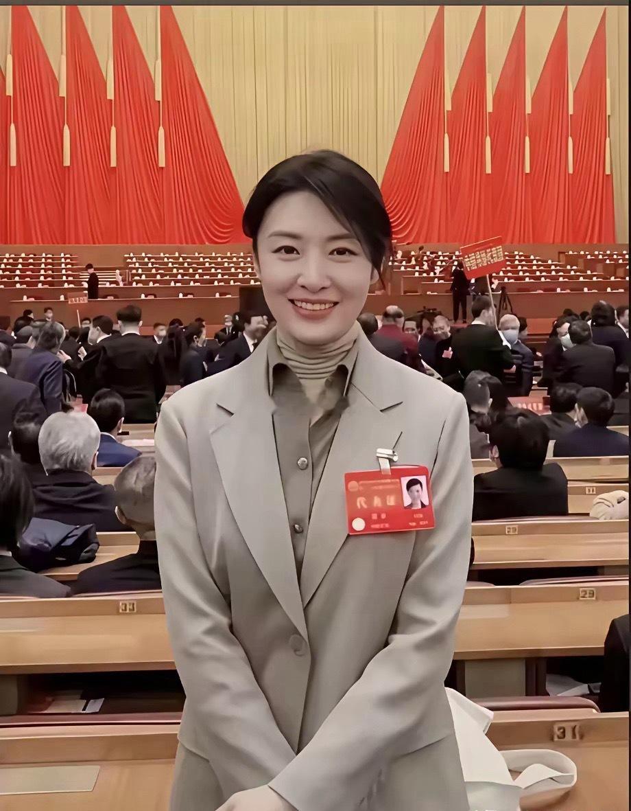 她连续主持央视春晚17年，被公认的央视美女，眉眼灵动有神，容貌清丽典雅，自带高贵
