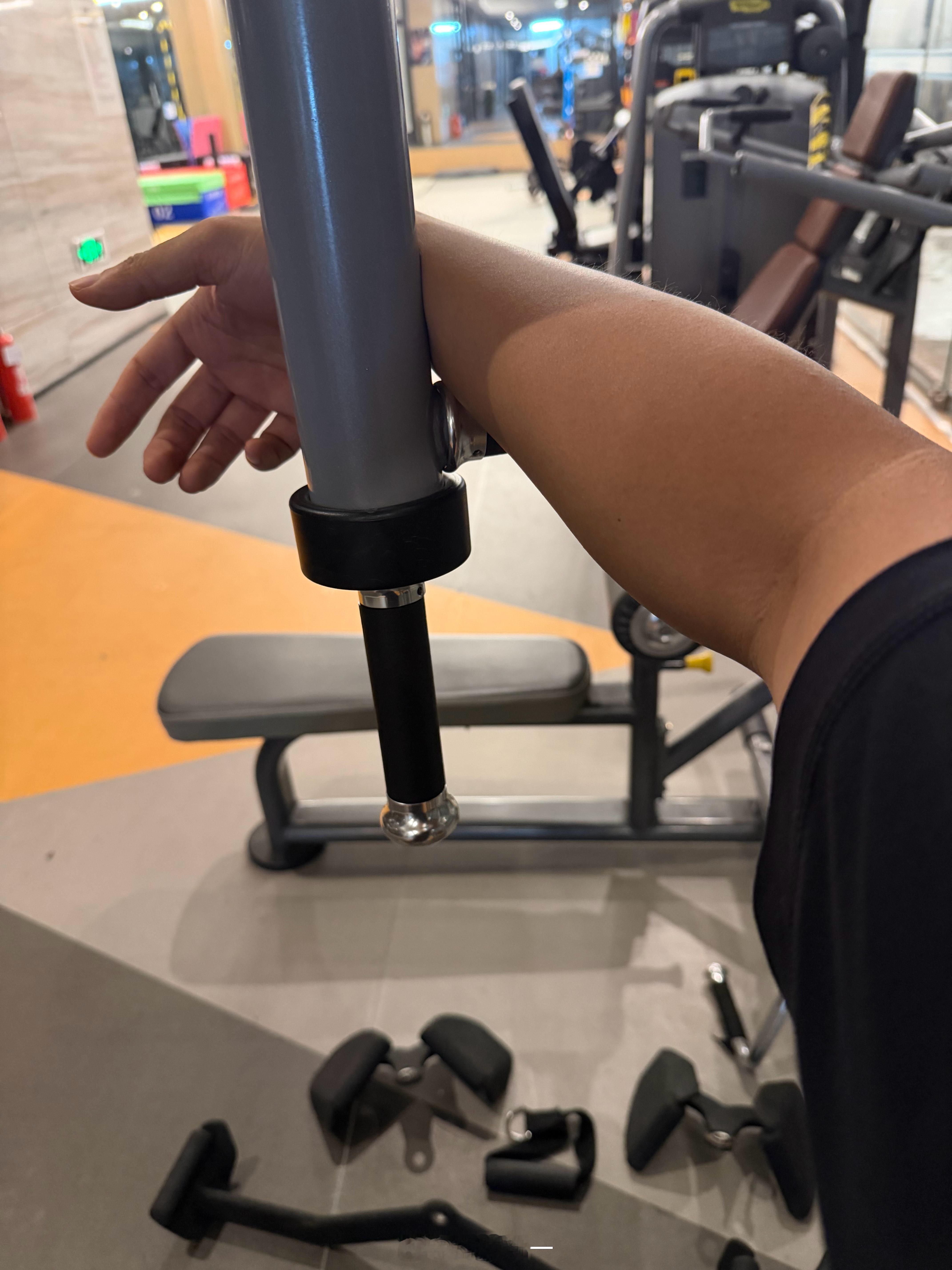 今晚上强度了，练完整个胳膊都是抖动的，我可能用不了多久就会成为一名硬汉了！想想就