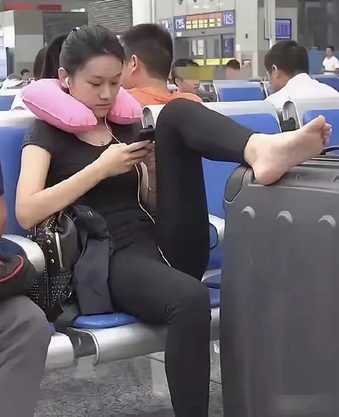 举起的是脚丫子，跌落的是公德心 