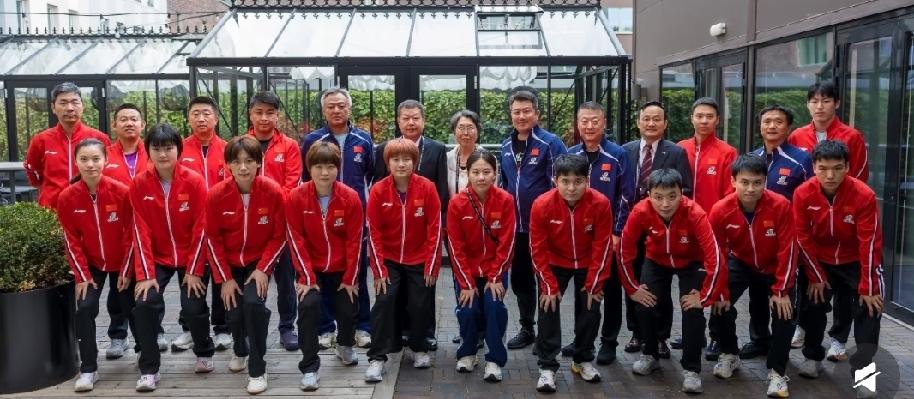 这张驻瑞典大使慰问国乒代表团的合影，好多球迷一看就发现少了几位主力。
 
原来是