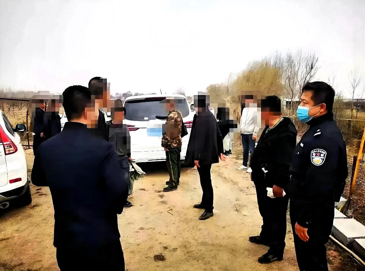 小伙在农村抓到剧毒野生蛇，专家非要逼着他放生，结果小伙一句话把专家怼得哑口无言：