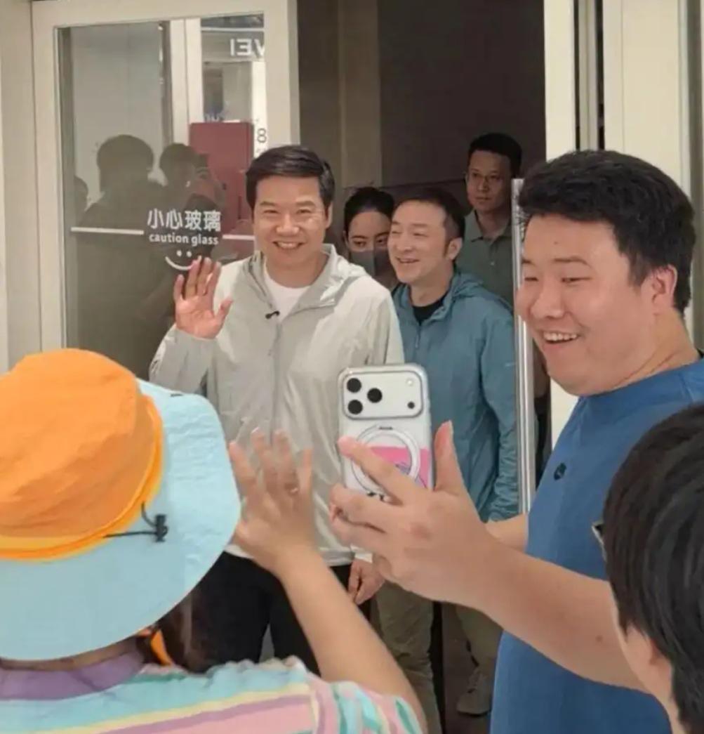 雷军突现武汉小米门店，和YU7车主“面基”聊了啥？现场太有料了！

没有发布会，