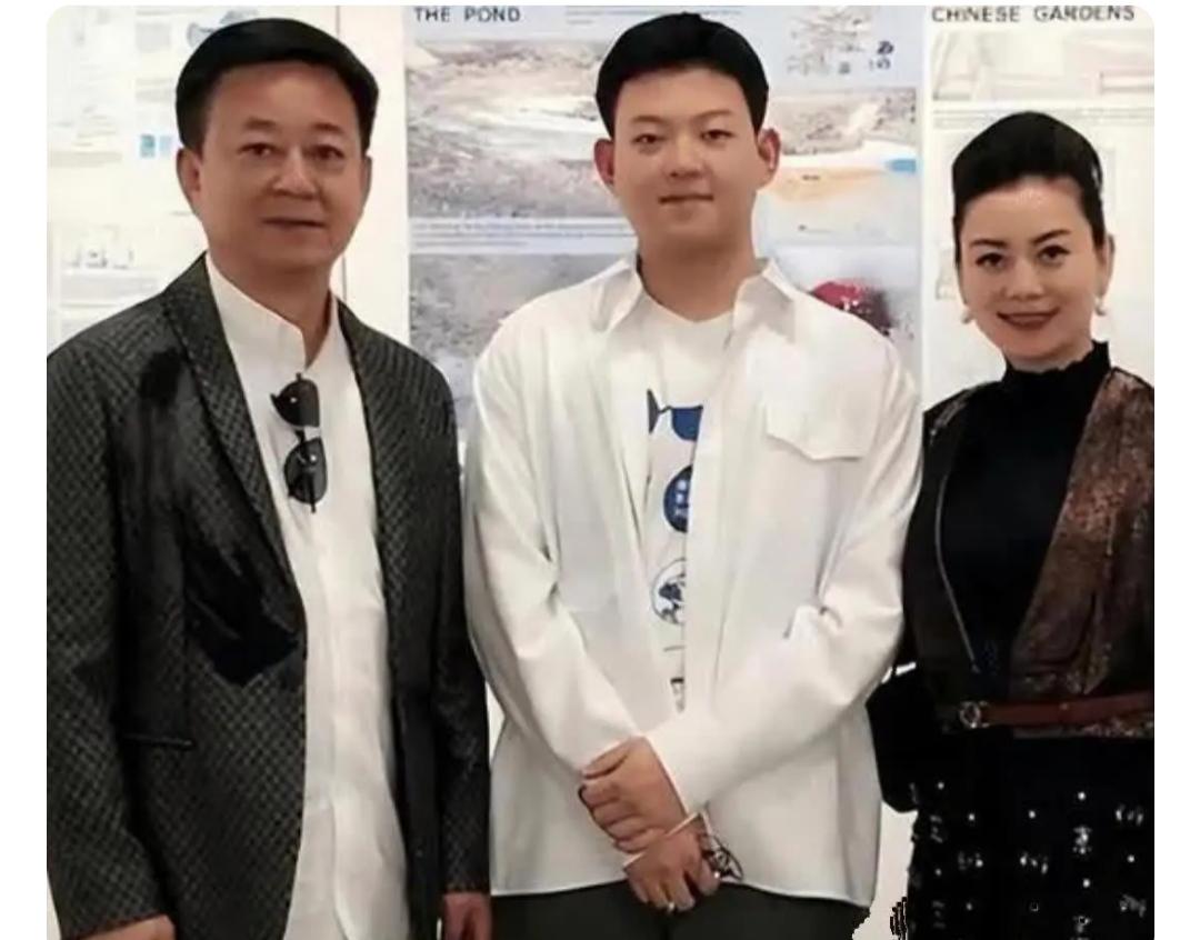朱军一家三口，全家颜值都跟高，
儿子随爸爸多一些，帅哥一枚。