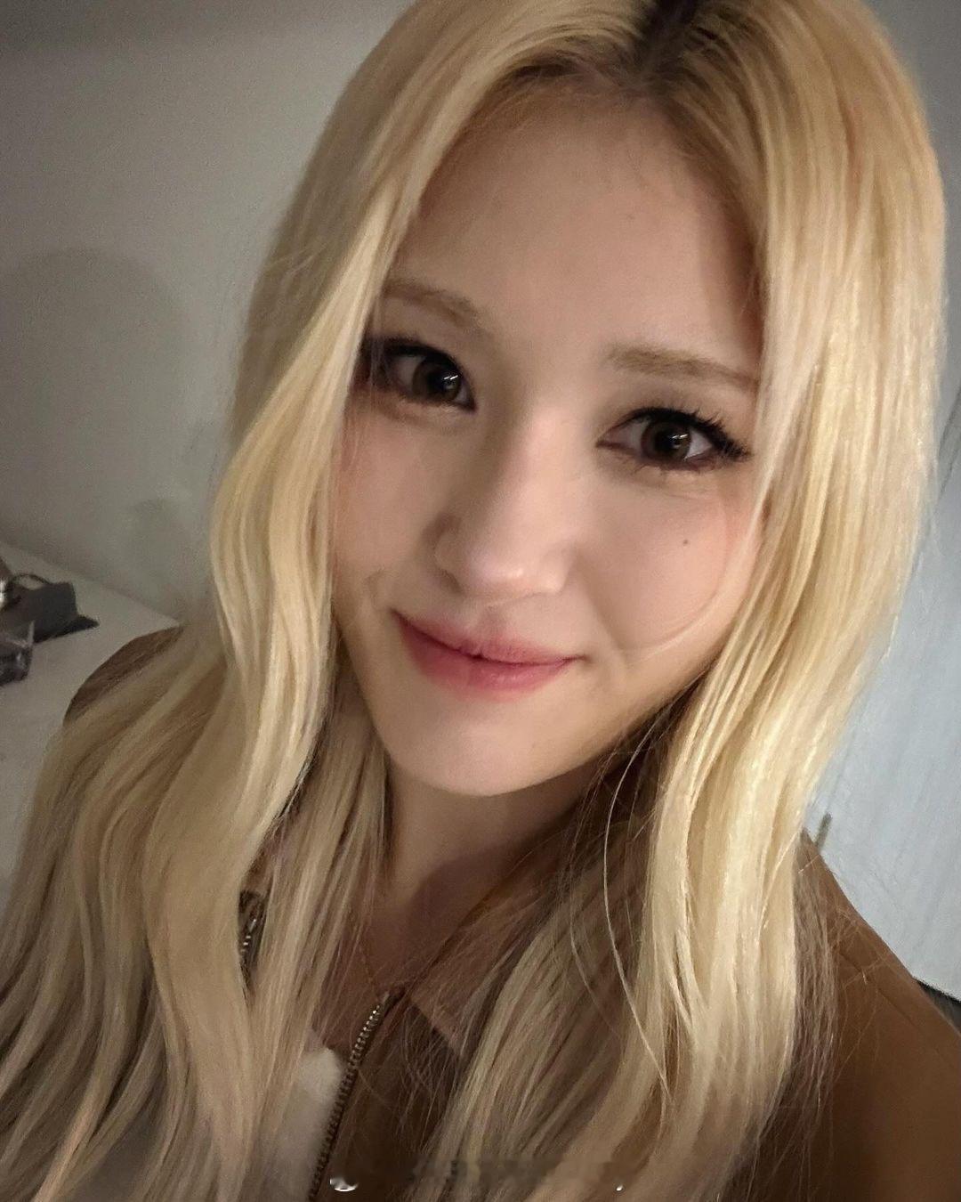 Somi全昭弥ins晒照，金发妹妹好酷好拽！ ​​​