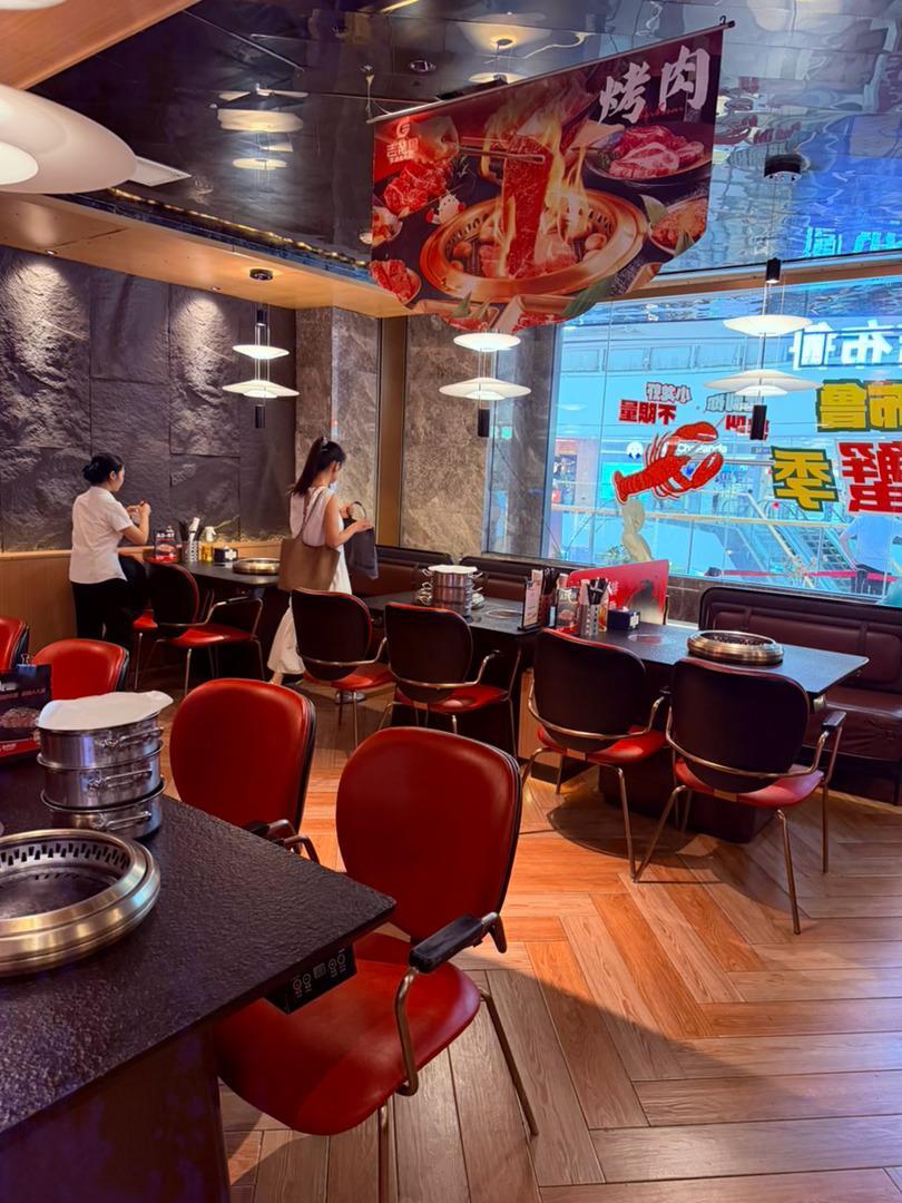 生活手记记录真实生活摄影摄影摄影 吉布鲁食光记商场三楼，明亮的霓虹招牌映入眼帘，