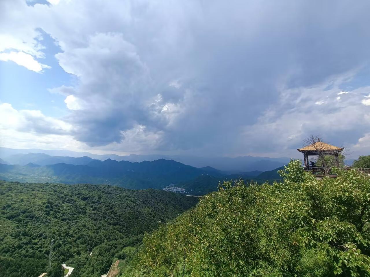 咱们这里进入了雨季，也到了防汛关键时刻，不知道哪块云彩就下一场雨。所以，这个季节