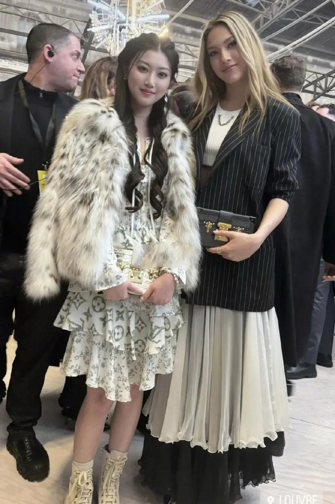 投诉周冬雨的富婆小姐姐晒出了和谷爱凌的合照…。照片中的富婆姐姐打扮富贵，虽然穿得