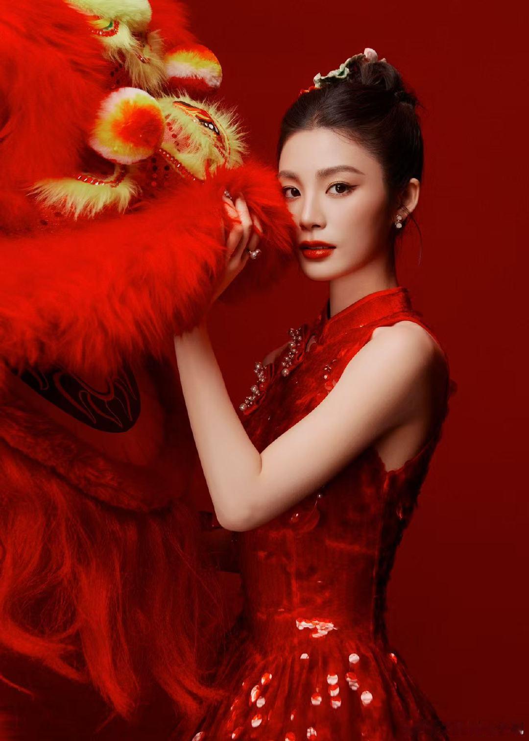 谁把姚晓棠这组图做成红包封面  姚晓棠这组图新年感拉满，做红包封面简直完美，狠狠