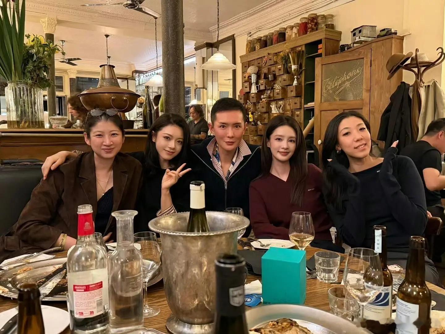 李沁和赵今麦合照 李沁和赵今麦合照，美女们状态都很好啊 ​​​