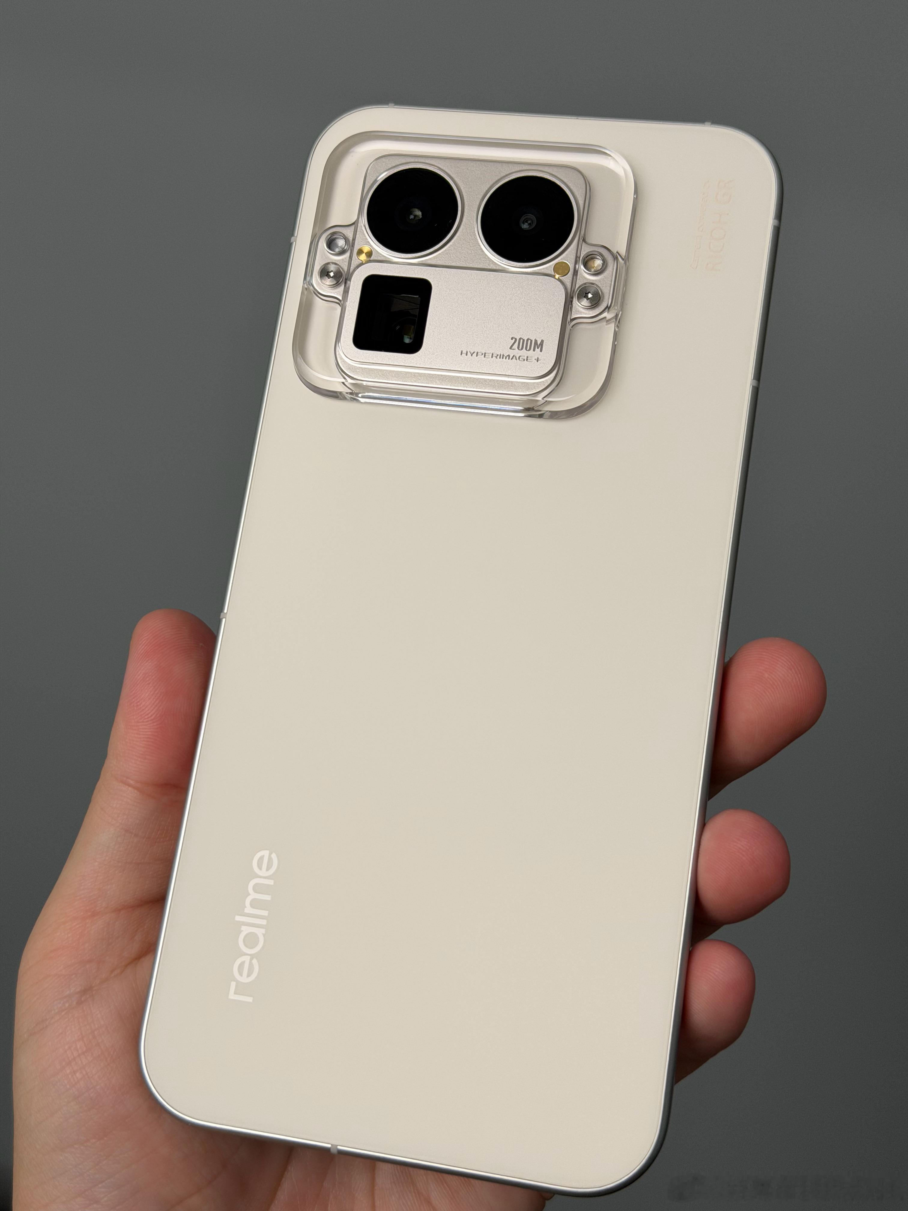 真我GT8Pro 这个镜头 Deco 机械拼装可换的设计挺有意思的，目前官方里面
