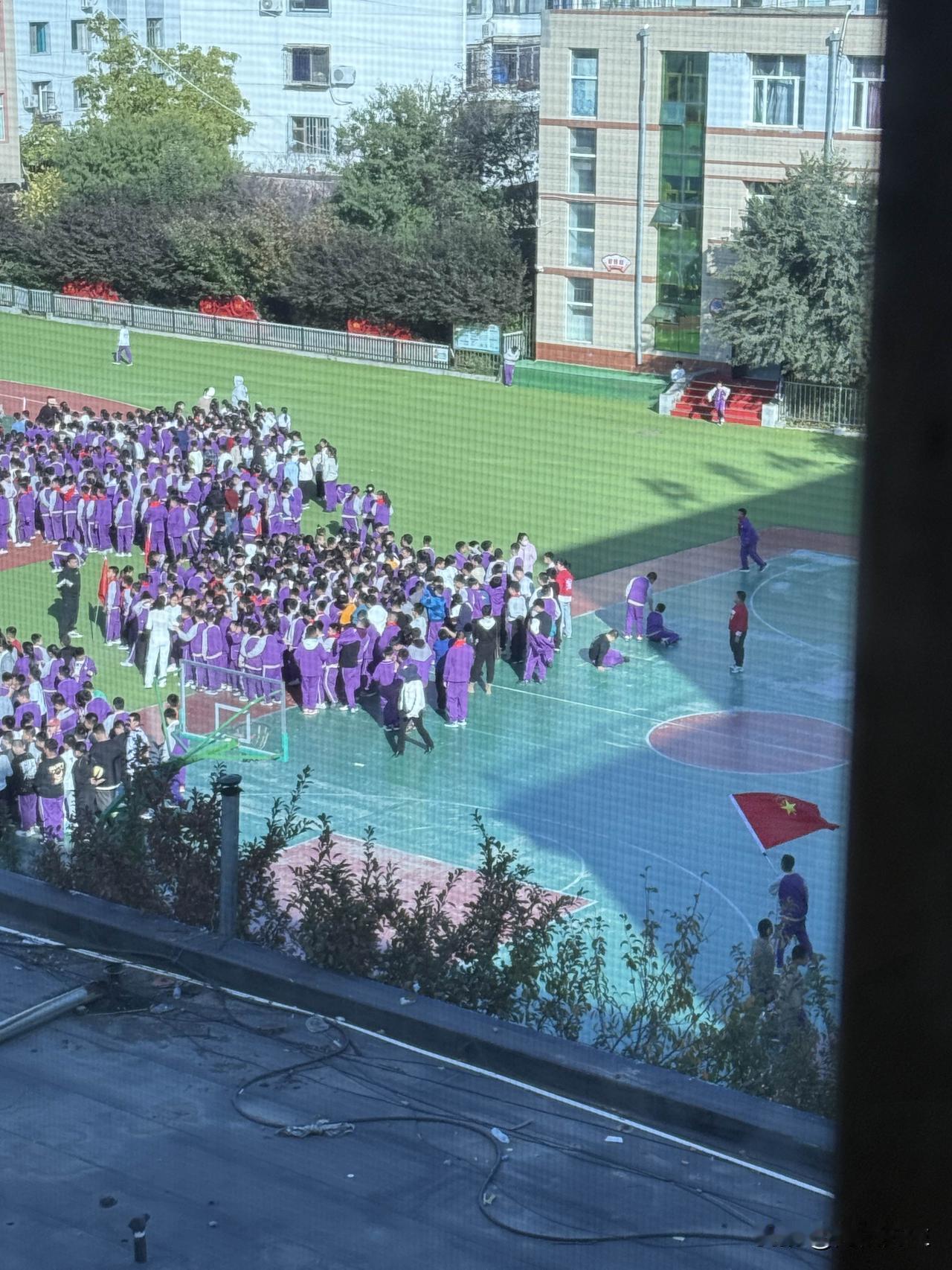 每周如此，周一到周五早上八点到下午五点多，不放喇叭喊话就是放音乐，我就纳闷学生学