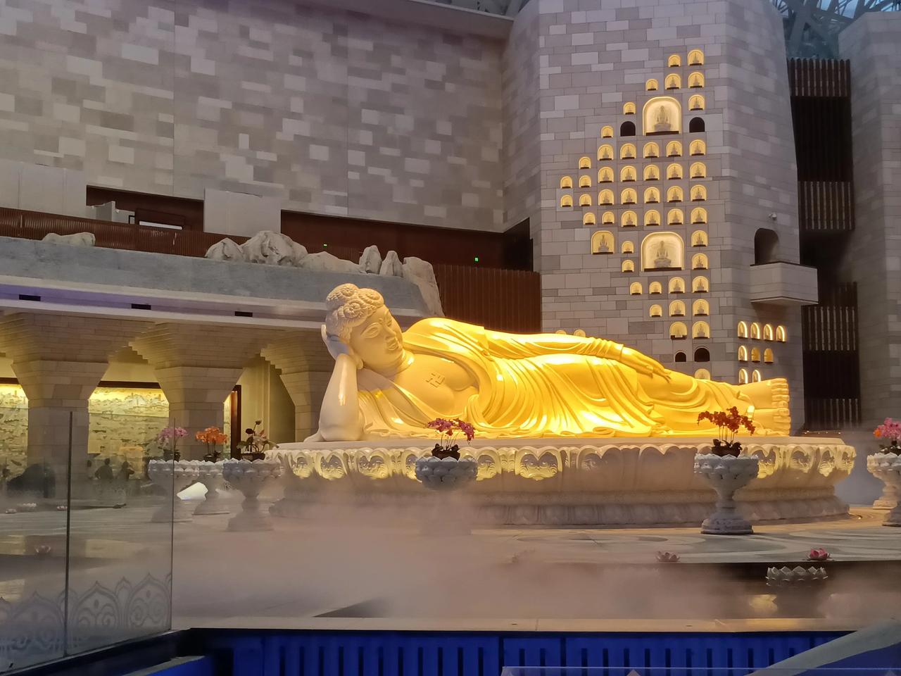 昨天刷抖音看牛首山被挤爆了，怀着忐忑的心情还是来了，据说18团购人超级多，相差一