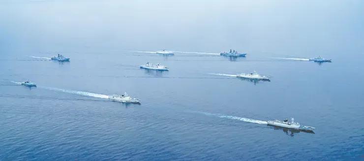 中俄联合舰队既视感，中俄这次在日本海展示肌肉，震慑潜在威胁。从中俄一系列的紧密军