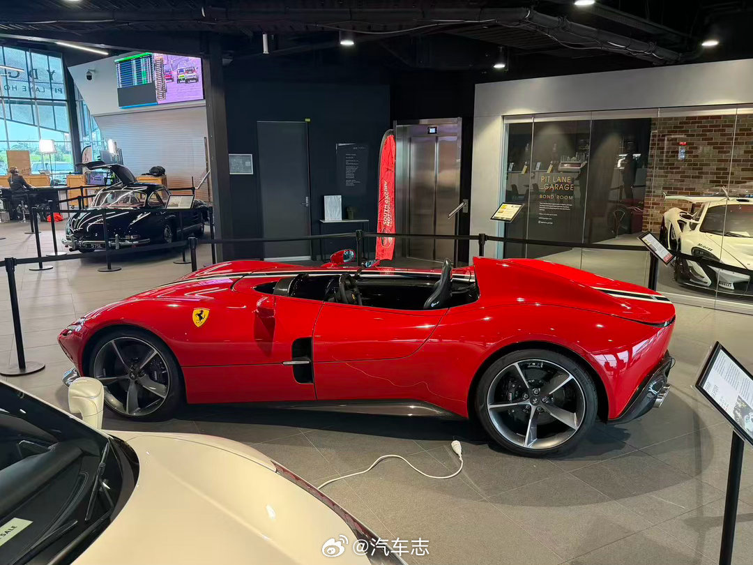 Monza SP1，只有单独一个座位，没有挡风玻璃设计，独享驾驶的浪漫法拉利