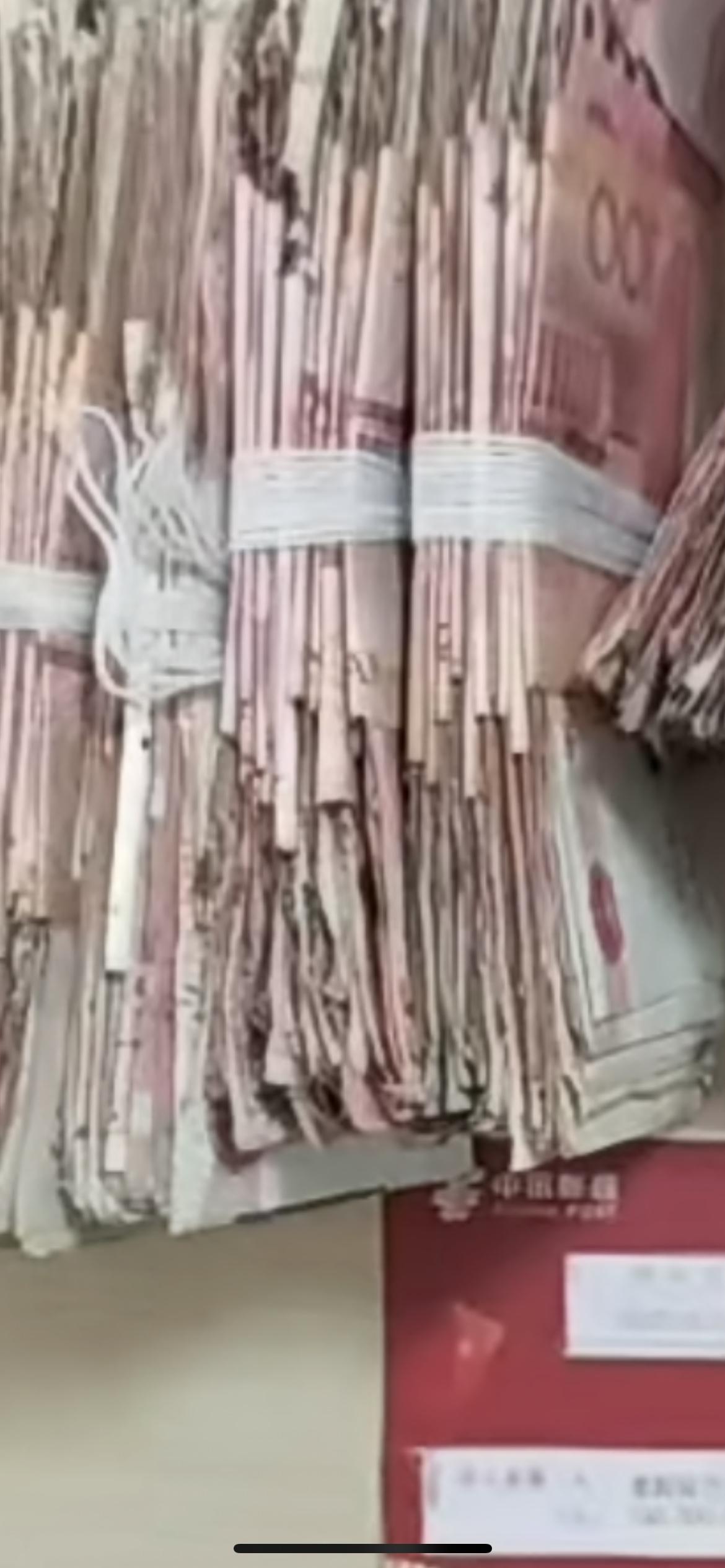 近日江苏，奶奶为孙女积攒多年的“体己钱” ，因不习惯银行一直藏在床下箱子里 ，导