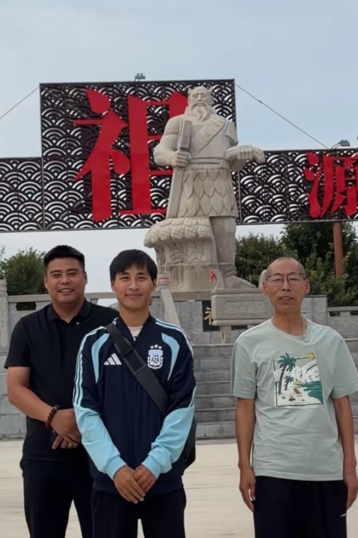 张云鹏最新消息，父亲给他买了新房子，跟继母同一个小区，两家前后一栋，在自己家吆喝