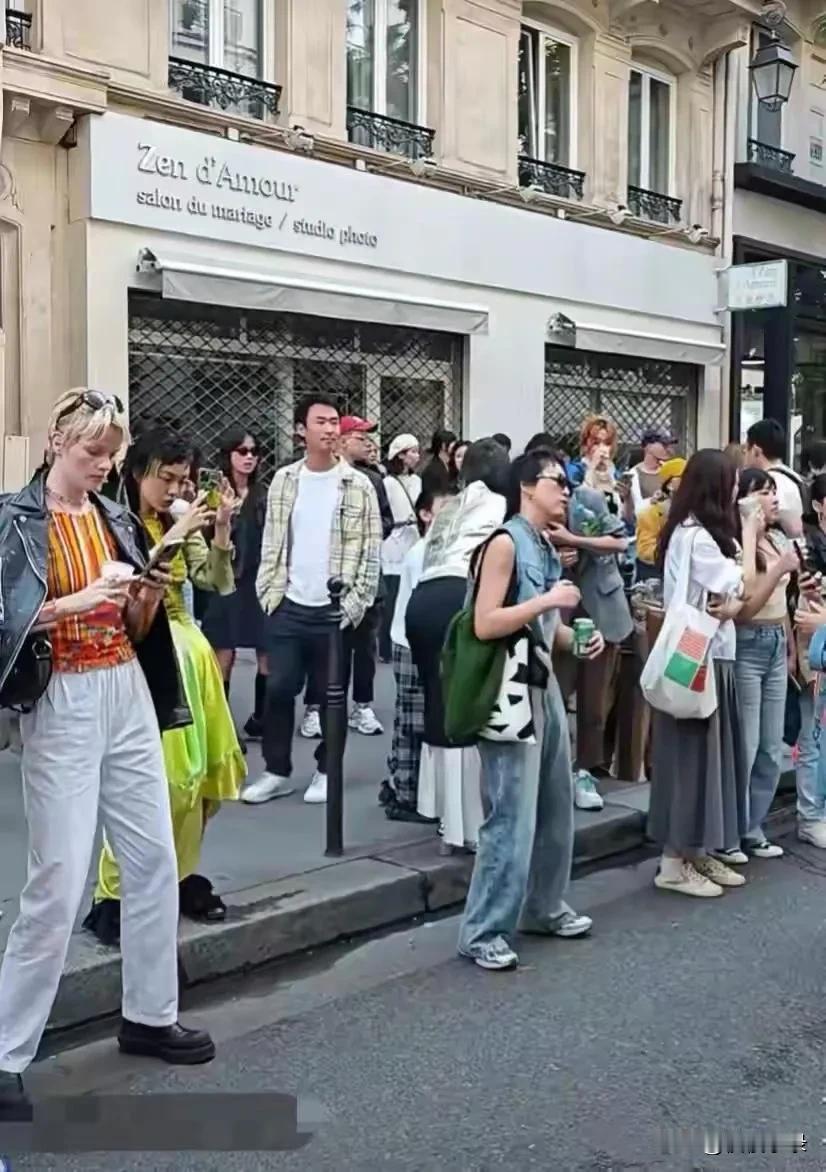 巴黎街头，郭采洁像变了个人，范晓萱也大变样，差点认不出！[得意][得意]#郭采洁