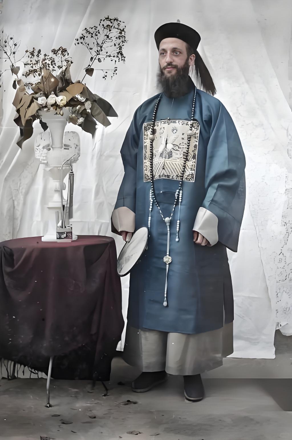 这是一张充满历史张力的老照片。画面主体是一位洋人，身着清朝官服，头戴顶戴花翎，顶