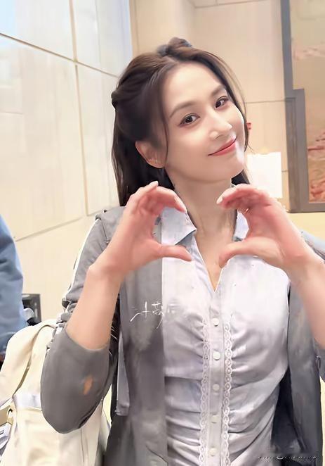 别再问黄圣依为啥突然回春了，
真相只有一个，
离异是最好的“整容刀”！

你看她