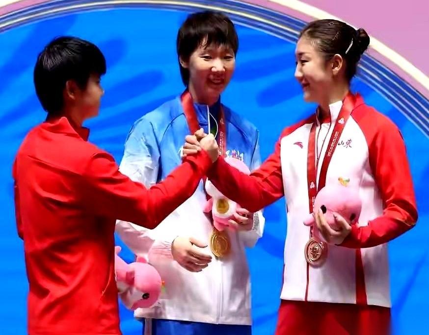 刷到全运会那张颁奖图，我眼睛一下就没从陈梦和孙颖莎身上挪开。
冠军王曼昱笑得灿烂