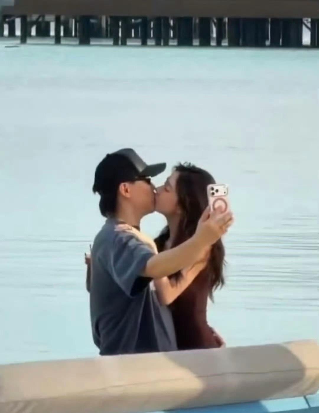 我去 有网友拍到了胡彦斌和易梦玲亲吻 这是在拍戏还是什么 据了解两人差16岁胡彦