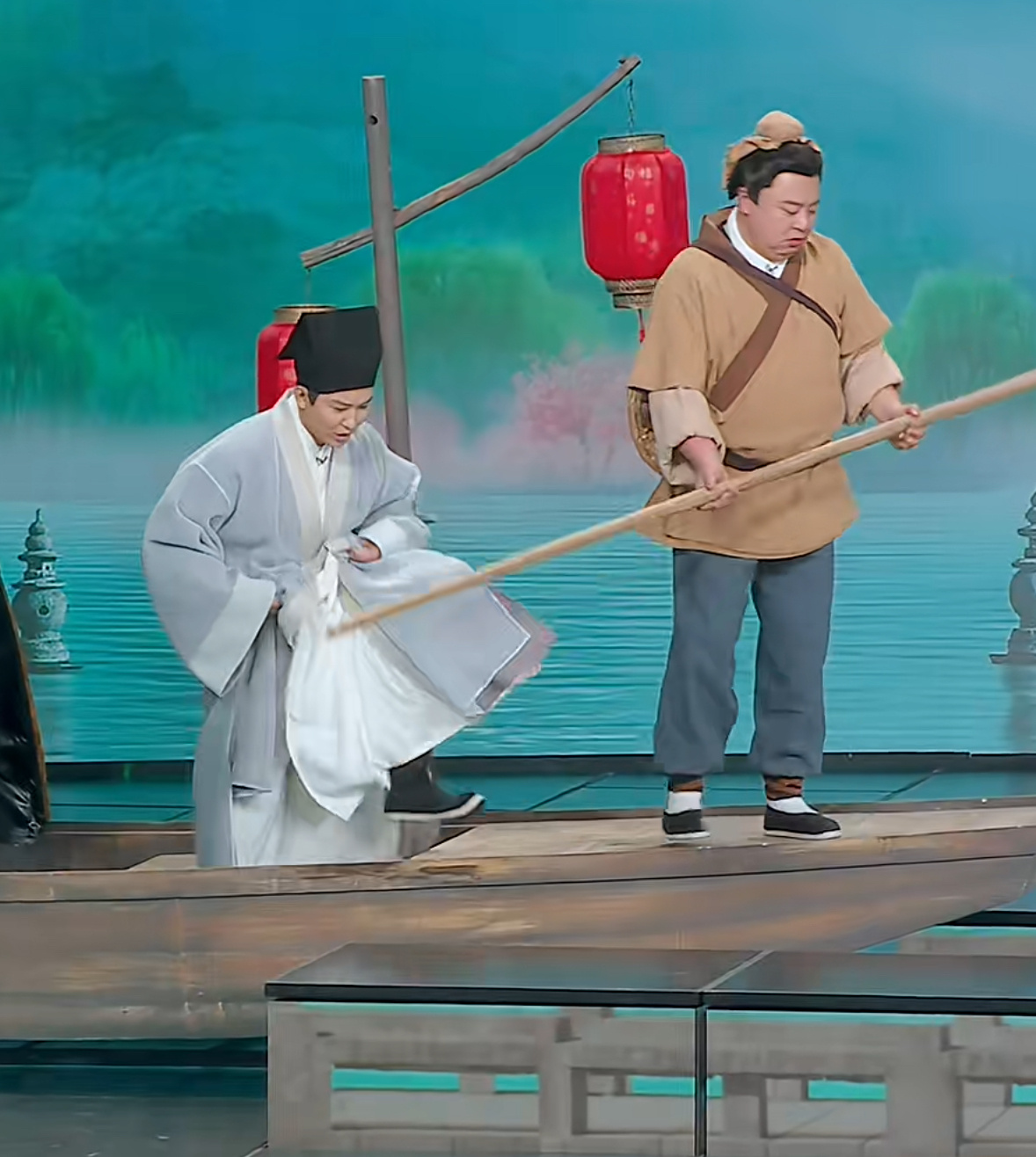 春晚  阎鹤祥这自从郭麒麟拍戏后明显见胖，看来挺闲呐。[偷笑] 
