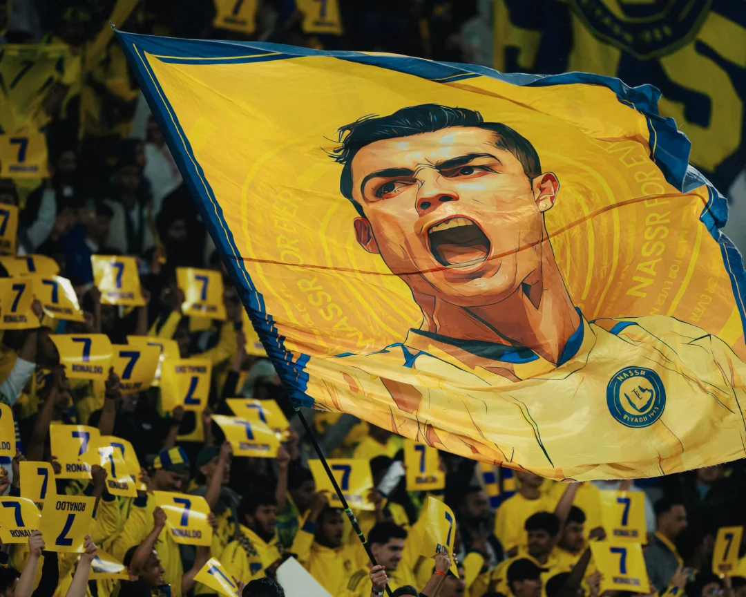 胜利队球迷高举7号支持C罗