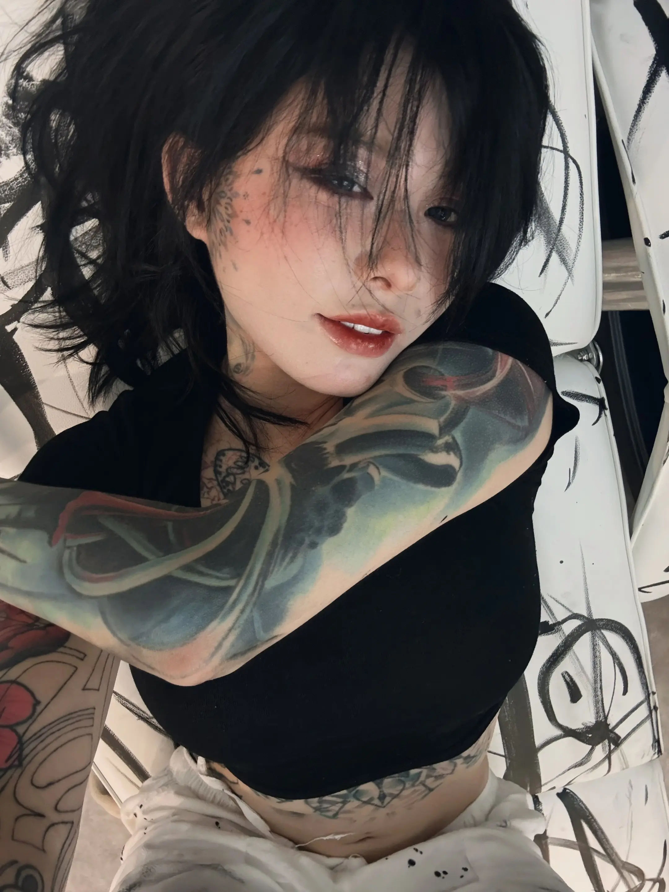 用蔡徐坤新歌打开黑色系穿搭 tattoogirl